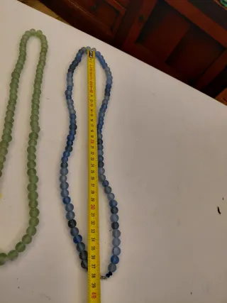 Due collane perline vetro blu e verdi