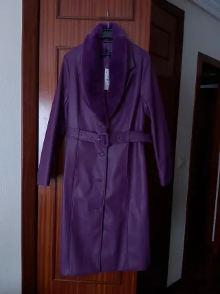 Abrigo Violeta con cuello Pelo