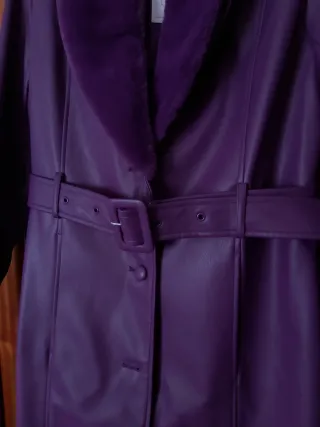 Abrigo Violeta con cuello Pelo