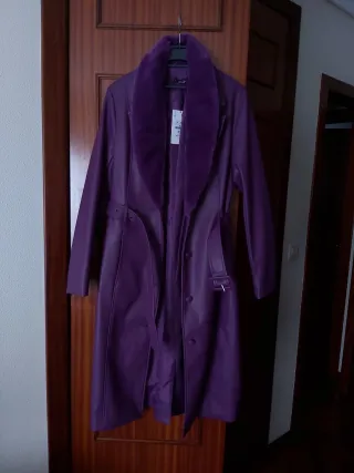 Abrigo Violeta con cuello Pelo