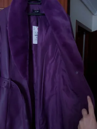 Abrigo Violeta con cuello Pelo