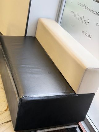 Sofá polipiel sala de espera ( necesita tapizar )