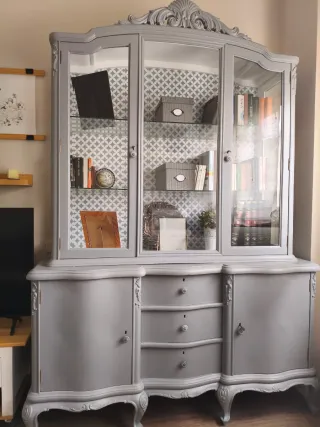 Mueble con vitrina  de madera y cristal