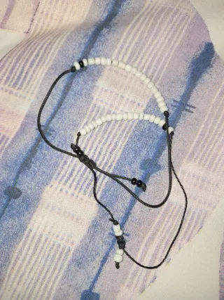 Conjunto Pulseras Blancas y Negras