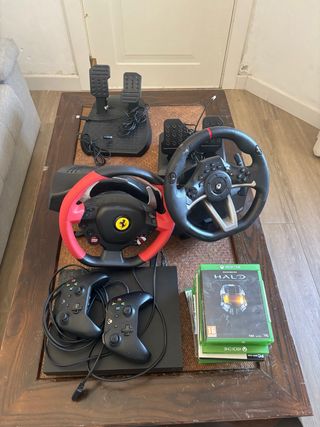 Xbox One con volante e giochi