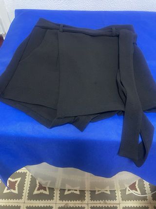 Falda corta negra con cinturón falda ahora