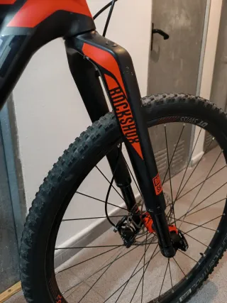Bicicleta MTB Cube Negra y Roja