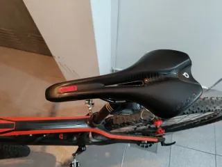 Bicicleta MTB Cube Negra y Roja