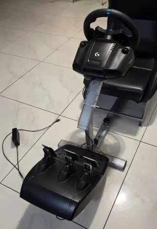 Simulatore di guida completo - Volante Logitech