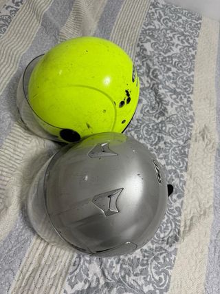 Dos cascos de moto
