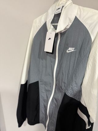 Chaqueta Cortavientos Nike Negra Gris Blanca