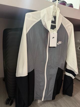 Chaqueta Cortavientos Nike Negra Gris Blanca
