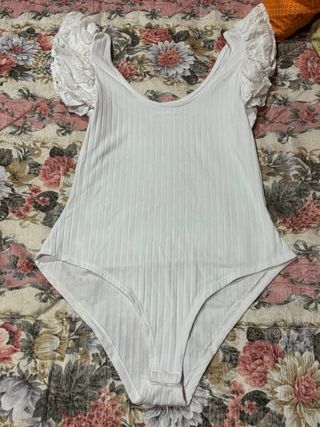 Body blanco con mangas de encaje