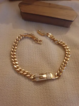 Pulsera chapada en oro con hebilla de diamantes
