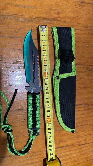 Herramienta de camping con funda