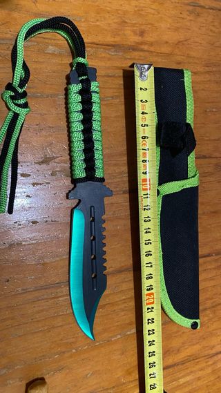 Herramienta de camping con funda