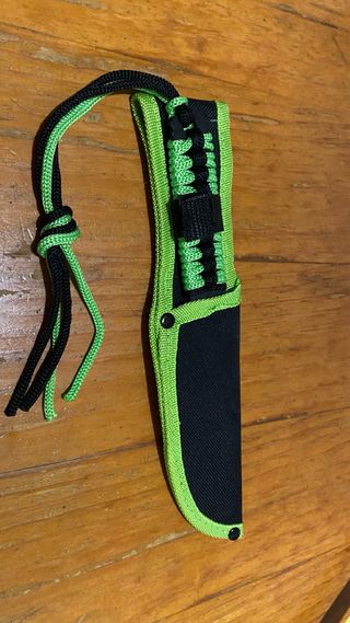 Herramienta de camping con funda