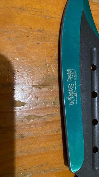 Herramienta de camping con funda