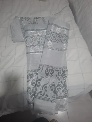 Cortinas de seda plateadas con diseño de nubes