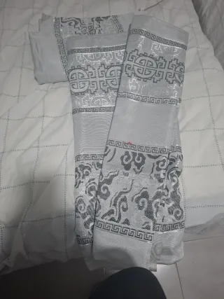 Cortinas de seda plateadas con diseño de nubes