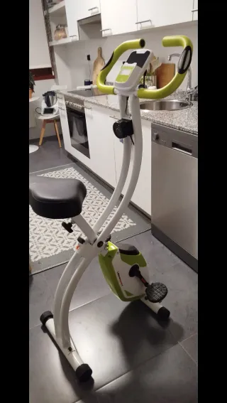 Bicicleta Estática Verde y Blanca