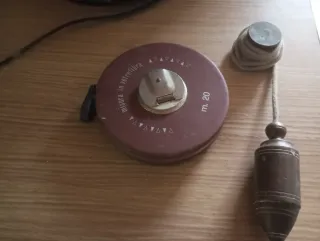 Plomada de metal y cinta métrica 20m