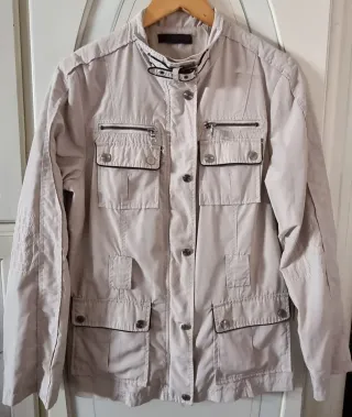 Cappotto beige con zip e tasche