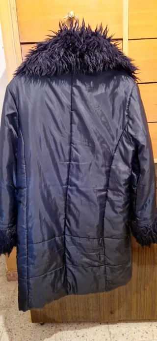 Abrigo largo, acolchado, negro, talla M.