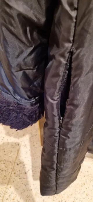 Abrigo largo, acolchado, negro, talla M.