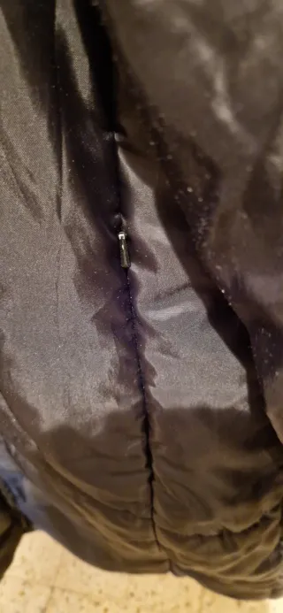 Abrigo largo, acolchado, negro, talla M.