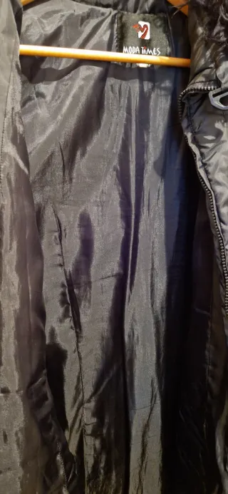 Abrigo largo, acolchado, negro, talla M.