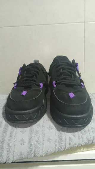 Deportivas negras con detalles morados