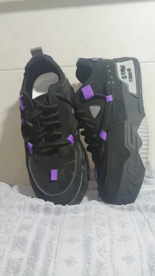 Deportivas negras con detalles morados