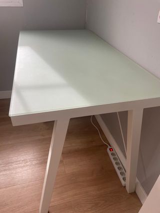 Escritorio de cristal y metal blanco