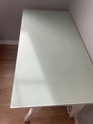 Escritorio de cristal y metal blanco