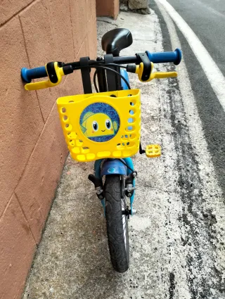 Bicicleta infantil 16 azul con cesta