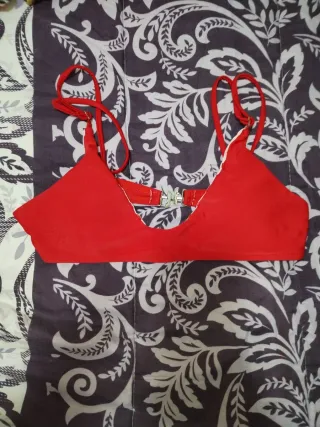 Bikini Rojo con Detalle Metálico