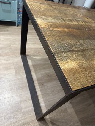 Mesa de madera y metal