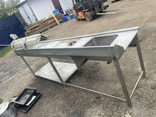 Mesa de acero inoxidable con fregadero