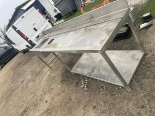 Mesa de acero inoxidable con fregadero