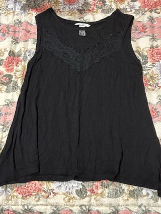 Camiseta negra con encaje