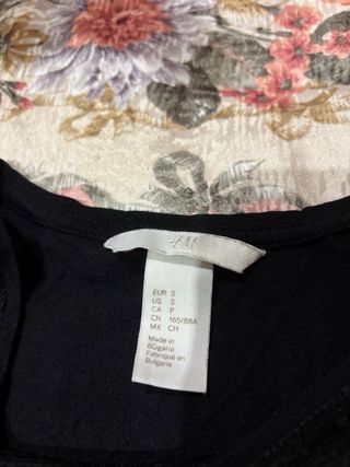 Camiseta negra con encaje