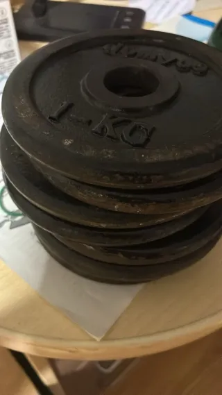 Barra y pesas de gimnasio