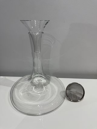 Elegante decantador de vino de cristal con embudo