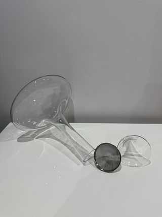 Elegante decantador de vino de cristal con embudo