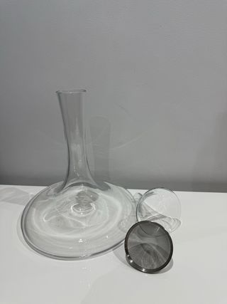 Elegante decantador de vino de cristal con embudo