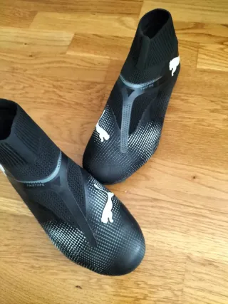 Botas de fútbol Puma negras y blancas