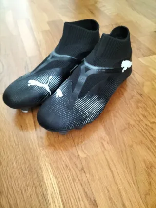 Botas de fútbol Puma negras y blancas