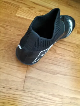 Botas de fútbol Puma negras y blancas