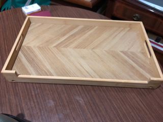 Bandeja de madera con asas